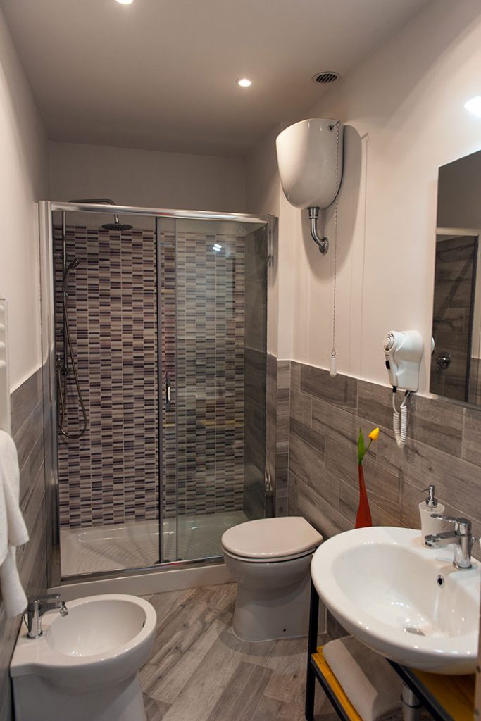 foto di uno dei bagni in camera